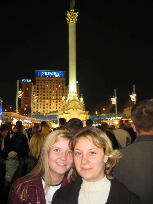 キエフ市内の独立記念塔と現地カップル（2005年）　（C）Norio ROKUKAWA／office La Strada