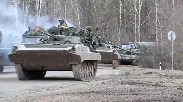 キエフ地域を進軍するロシア軍の戦車（Ｃ）ロイター／ロシア国防省
