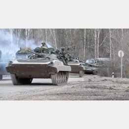 キエフ地域を進軍するロシア軍の戦車（Ｃ）ロイター／ロシア国防省