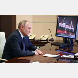 3日、モスクワ郊外ノボオガリョヴォ公邸から安全保障のビデオ会議をするプーチン・ロシア大統領（Ｃ）ロイター／Sputnik／Kremlin