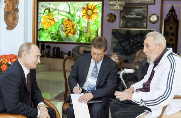 ハバナでフィデル・カストロ前国家評議会議長（右）と会談するロシアのプーチン大統領（2014年）／（Ｃ）ロイター＝共同