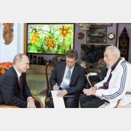 ハバナでフィデル・カストロ前国家評議会議長（右）と会談するロシアのプーチン大統領（2014年）／（Ｃ）ロイター＝共同