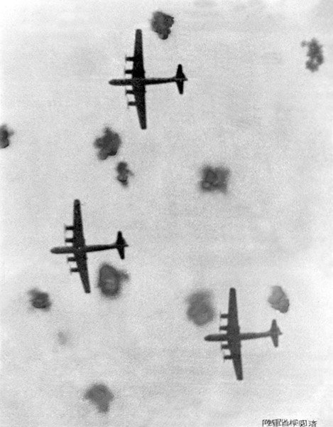 品川上空を飛ぶ米軍のB29爆撃機（Ｃ）共同通信社