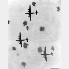 品川上空を飛ぶ米軍のB29爆撃機（Ｃ）共同通信社