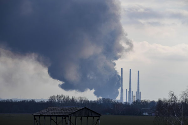 ウクライナ東部で砲撃を受けて黒い煙が立ち上る発電所（2月24日）／（Ｃ）AP=共同