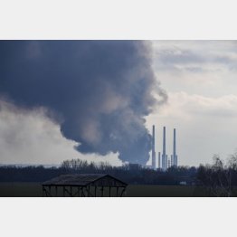 ウクライナ東部で砲撃を受けて黒い煙が立ち上る発電所（2月24日）／（Ｃ）AP=共同