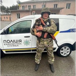 武装した兵士に抱きかかえられたバイラクタル（ウクライナ外務省の公式ツイッターから）