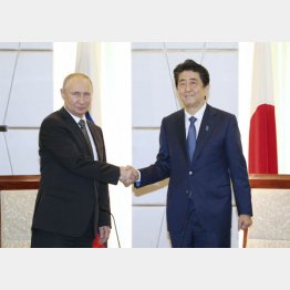 2019年G20サミットの日ロ首脳会談を前に握手するプーチン大統領（左）と安倍首相（当時）／（代表撮影）