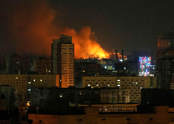 キエフ近郊、爆撃の後に上がる炎と煙（Ｃ）ロイター＝共同
