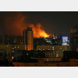 キエフ近郊、爆撃の後に上がる炎と煙（Ｃ）ロイター＝共同