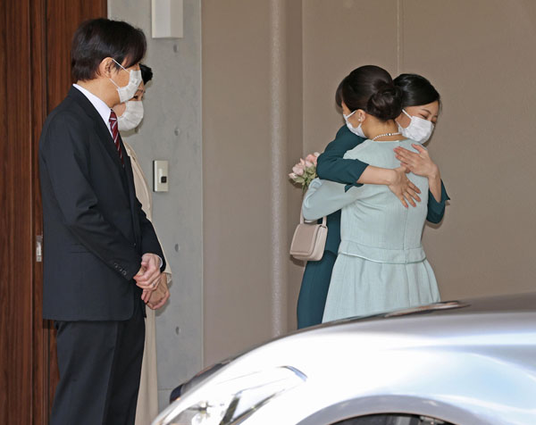 秋篠宮ご夫妻が見守られるなか、佳子さまと抱き合う小室眞子さん（代表撮影）