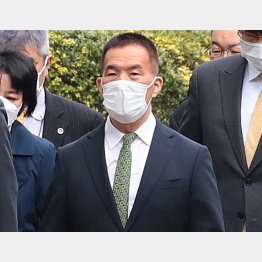 初公判のため弁護団とともに裁判官弾劾裁判所に向かう岡口基一判事（Ｃ）日刊ゲンダイ