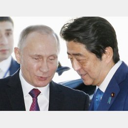 プーチン大統領（左）と27回も会い、“信頼関係”を築いているのなら…（安倍元首相）／（Ｃ）共同通信社