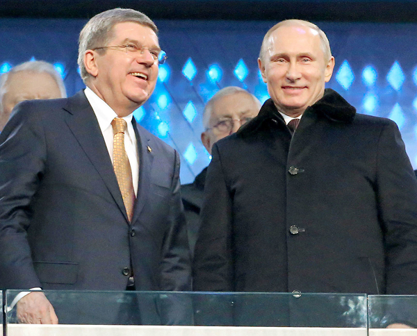 IOCは再びプーチン大統領に裏切られた（左はバッハ会長）／（Ｃ）共同通信社