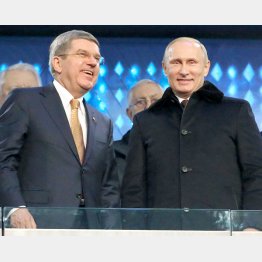 IOCは再びプーチン大統領に裏切られた（左はバッハ会長）／（Ｃ）共同通信社
