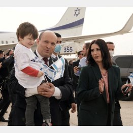 ウクライナから避難した孤児を抱くイスラエルのベネット首相（Ｃ）ロイター