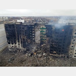キエフ郊外は惨憺たる状況（砲撃を受けた住居ビル）／（Ｃ）ロイター