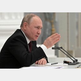 2月21日の安全保障会議で発言するロシアのプーチン大統領（Ｃ）ロイター／Sputnik／Kremlin