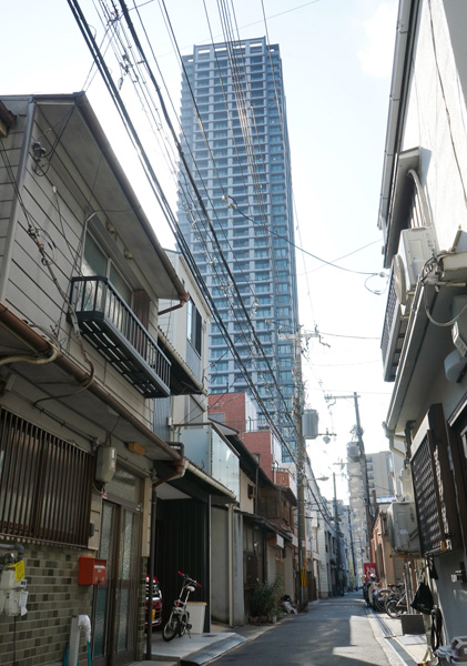 タワマンと文化住宅が隣接する大阪市内の街並みは独特（Ｃ）日刊ゲンダイ