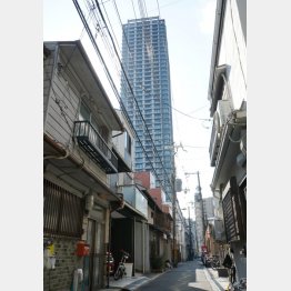 タワマンと文化住宅が隣接する大阪市内の街並みは独特（Ｃ）日刊ゲンダイ