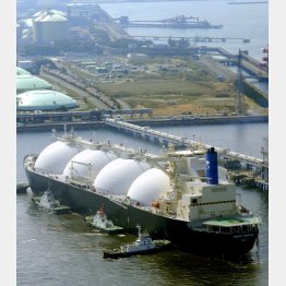 サハリン2を通じてロシアに戦争財源を与えるようなプロジェクト継続は無理（「サハリン2」から日本に到着したLNGタンカー＝2009年）／（Ｃ）共同通信社