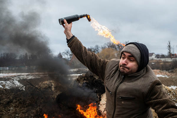 市街を守るために火炎瓶の投げ方を練習するウクライナ市民（Ｃ）ロイター