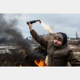 市街を守るために火炎瓶の投げ方を練習するウクライナ市民（Ｃ）ロイター