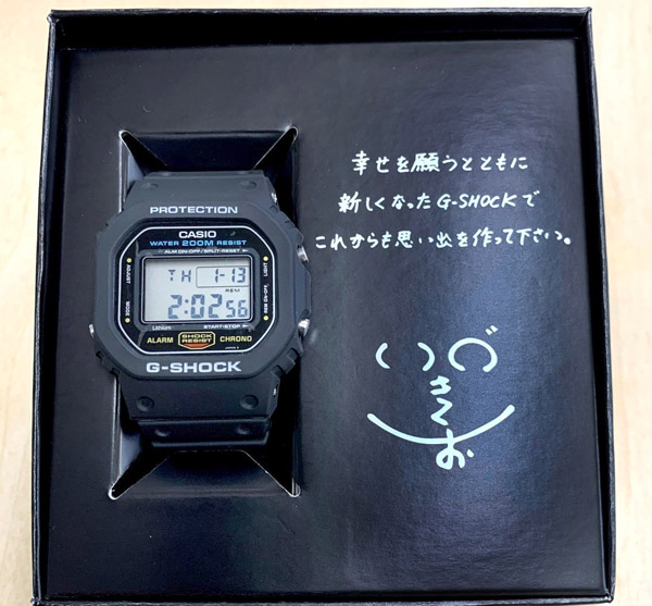 Ｇショックが納められるパッケージには初代モデルの開発者、伊部菊雄氏のメッセージとサインが（Ｃ）日刊ゲンダイ