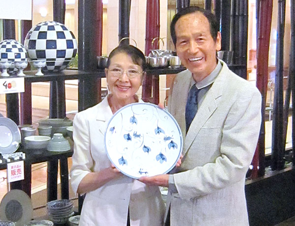 川津さんが趣味の陶芸について日刊ゲンダイに登場した時のもの。左が愛沙夫人（2013年）／（Ｃ）日刊ゲンダイ