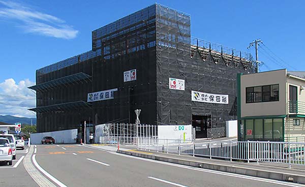 野崎幸助名義の土地があった市役所予定地で建設中の建物（撮影）吉田隆