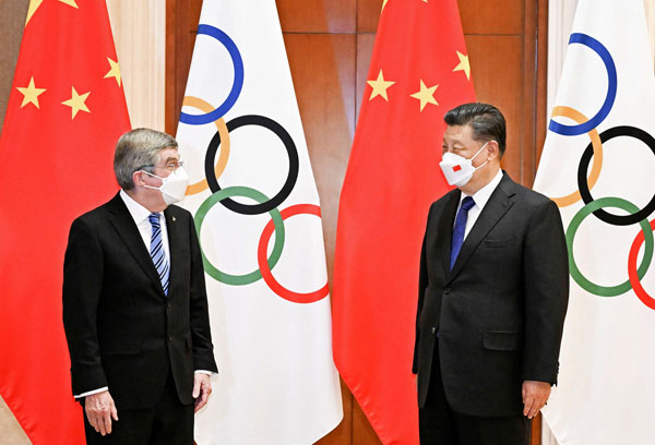 IOCのバッハ会長（左）と中国の習近平国家主席（Ｃ）新華社＝共同