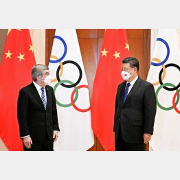 IOCのバッハ会長（左）と中国の習近平国家主席（Ｃ）新華社＝共同