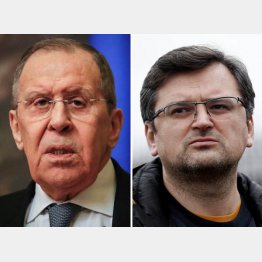 ロシアのラブロフ外相（左）とウクライナのクレバ外相（Ｃ）ロイター