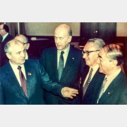 1989年1月、モスクワで、日米欧３極委員会代表を出迎えるソ連のゴルバチョフ書記長（左端）。右から中曽根康弘前首相、キッシンジャー元米国務長官、ジスカールデスタン前フランス大統領（Ｃ）AP＝共同