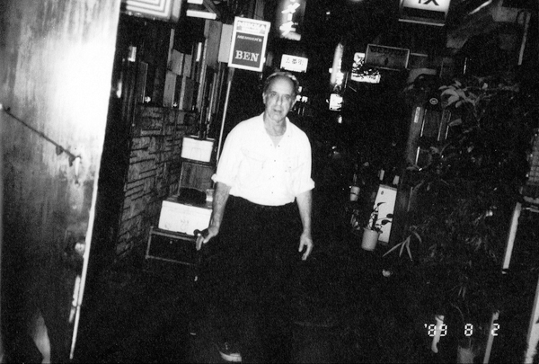1989年、来日したロバート・フランクと初めて会い、一緒に行った新宿ゴールデン街で撮影（提供写真）