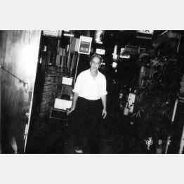 1989年、来日したロバート・フランクと初めて会い、一緒に行った新宿ゴールデン街で撮影（提供写真）