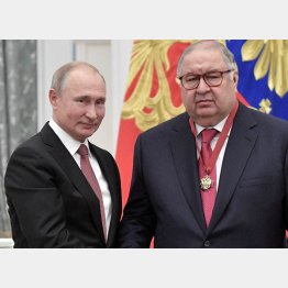 大富豪ウスマノヒ氏（右）は豪華ヨットをドイツ当局に押収される（2018年、プーチン大統領表敬訪問）　（Ｃ）ロイター／Sputnik／Kremlin
