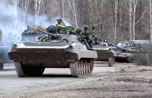 ウクライナに侵入するロシア軍（Ｃ）ロイター／ロシア国防省