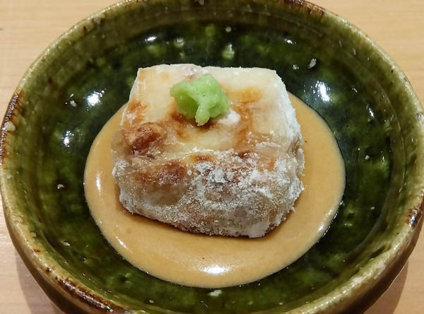 寿司屋では珍しい焼きゴマ豆腐（Ｃ）日刊ゲンダイ