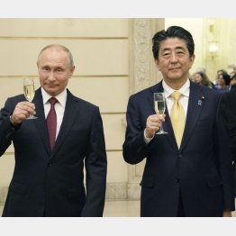 蜜月をアピールした結果…（2018年、ロシア訪問時の安倍元首相＝右とプーチン大統領）／（Ｃ）共同通信社