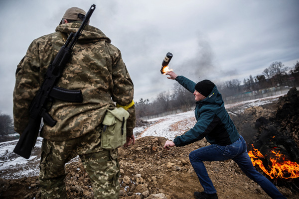 一般市民も徹底抗戦（自家製の火炎瓶の投げ方を練習するウクライナ住民）／（Ｃ）ロイター