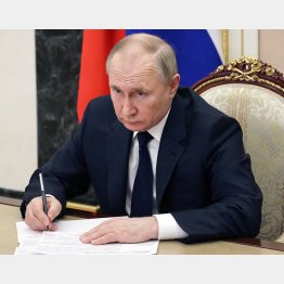 側近も近寄らせない（ロシアのプーチン大統領＝10日）　（Ｃ）ロイター／Sputnik／Kremlin