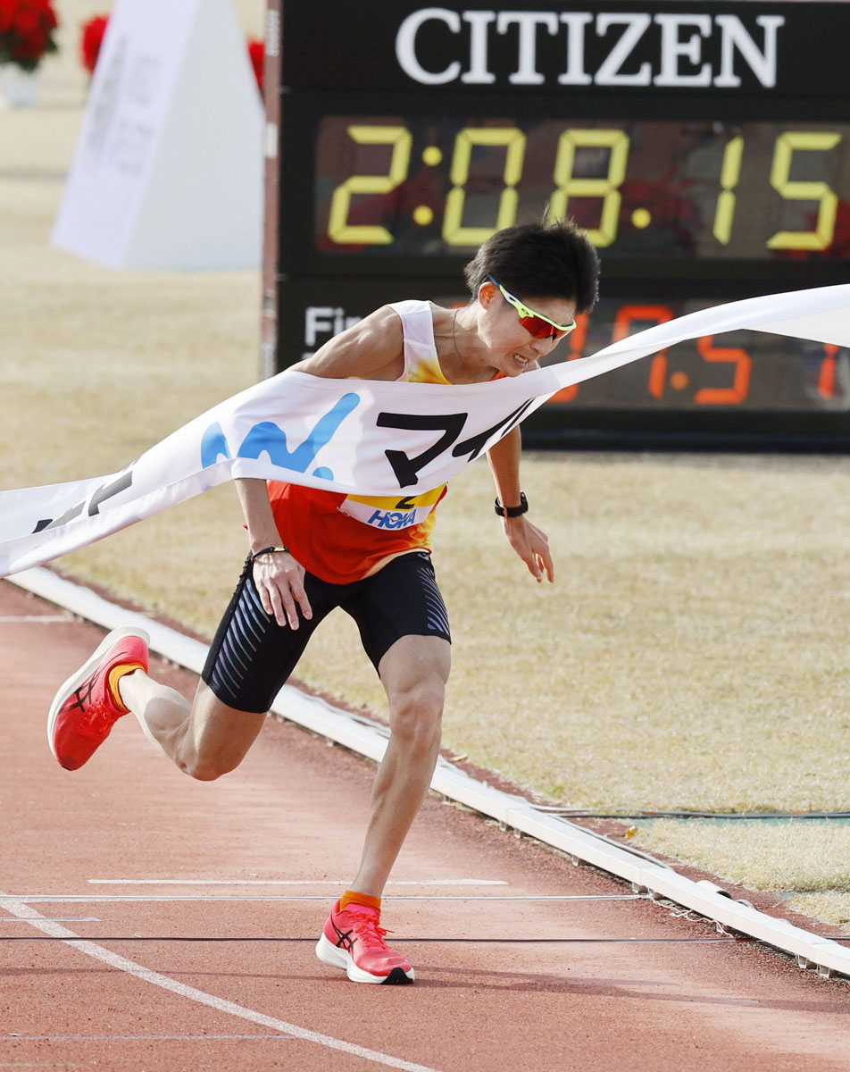 2021年12月の福岡国際マラソンで、日本勢最高の2位でゴールする細谷恭平（Ｃ）共同通信社