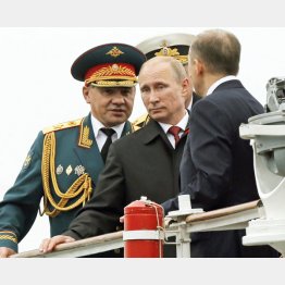 クリミア半島でロシアの黒海艦隊を視察するプーチン大統領（中央＝2014年）／（Ｃ）ロイター・共同