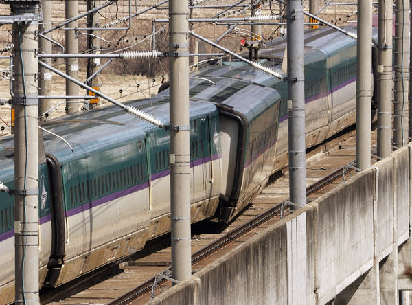 地震で脱線した東北新幹線の車両（Ｃ）共同通信社