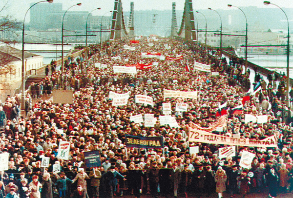 1990年2月4日、東西冷戦終結で体制が揺らぐ中、モスクワ川にかかるクリムスキー橋を渡るソ連の民主化要求デモ（Ｃ）ロイター=共同