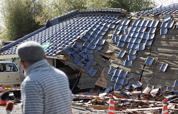 地震で倒壊した家屋（福島県国見町）／（Ｃ）共同通信社