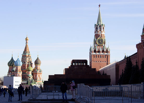 モスクワのクレムリン・タワー（右）　（Ｃ）Vlad Karkov／SOPA Images via ZUMA Press Wire／共同イメージズ