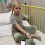 ロシア軍の砲撃で左腕を切断…9歳女児「事故に遭ったと思うようにしている」