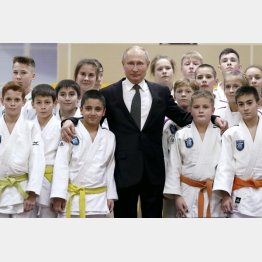 少年時代に稽古した柔道場で子どもたちと記念撮影に応じるプーチン大統領は有段者として知られているが…（Ｃ）タス=共同